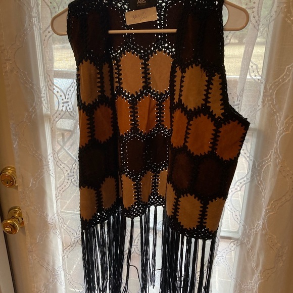 Abs Platinum Jackets & Blazers - ABS Allen Schwartz Size M Black Crochet Faux Suede Fringe Vest Boho Duster 🖤